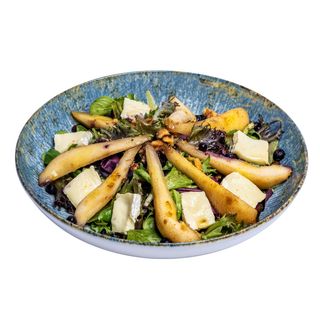 Свежа салата с круши и боровинки