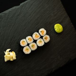 Хосомаки сьомга и авокадо 8 бр. 115гр.