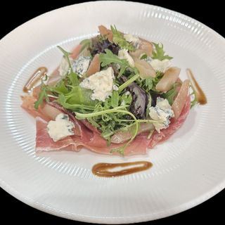 ЗЕЛЕНА САЛАТА С ПРОШУТО И ПОШИРАНА КРУША