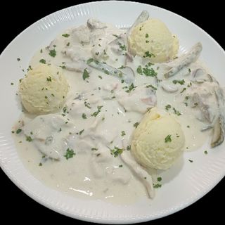 ПИЛЕ ЖУЛИЕН ГАРНИРАНО С КАРТОФЕНО ПЮРЕ