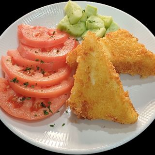 КАШКАВАЛ ПАНЕ, ГАРНИРАН С ДОМАТИ И КРАСТАВИЦИ