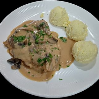 ПИЛЕШКА ПЪРЖОЛА С ГЪБЕН СОС И КАРТОФЕНО ПЮРЕ