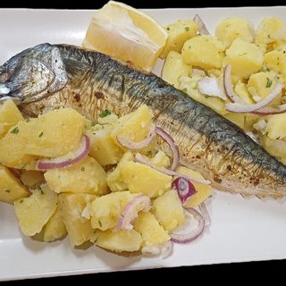 ПЕЧЕНА СКУМРИЯ С КАРТОФЕНА САЛАТА