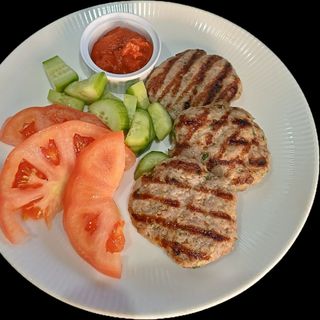 ТЕЛЕШКИ КЮФТЕТА НА СКАРА ГАРНИРАНИ С КАРТОФИ СОТЕ И АЙВАР