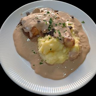 ЗАПЕЧЕНО ПИЛЕШКО БУТЧЕ С ГЪБЕН СОС И КАРТОФЕНО ПЮРЕ