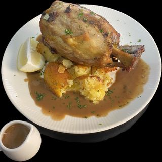 СВИНСКИ ДЖОЛАН С КОСТ ГАРНИРАН С МАЧКАНИ БИЛКОВО КАРТОФИ И ПЕПЪР СОС