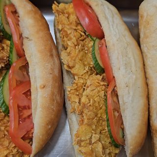 Сандвич с пилешко филе с корнфлейкс и крема сирене