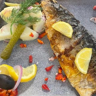 Панирано филе хек с картофена салата