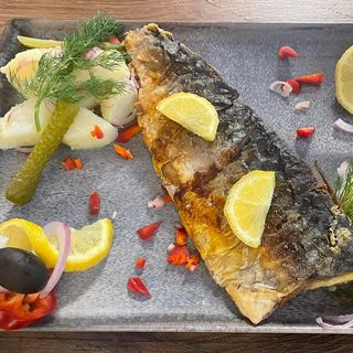 Филе скумрия с картофена салата