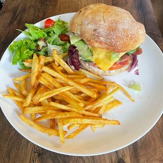 Бургер с хамон, зеленчуци, картофки и салата