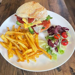 Бургер с чуризо, зеленчуци, картофки и салата