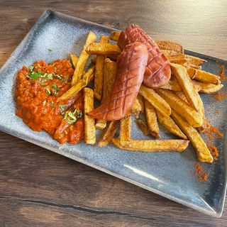 Наденица с пържени картофи и лютеница