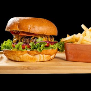 Телешки бургер с пържени картофи (400г)