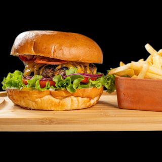 Двоен телешки бургер с пържени картофи (520г)