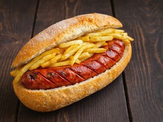 Сандвич с механджийска пикантна наденица