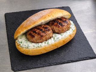 Сандвич с две свински кюфтета