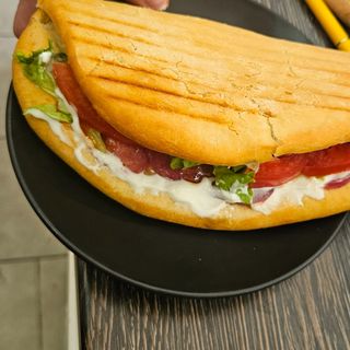 Джоб с Луканка ,краставица и руска салата