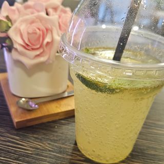 Класическа лимонада с лимон и мента