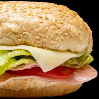 Сандвич с Шунка,краставица и руска салата