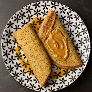 Протеинова палачинка с фъстъчен тахан и мед