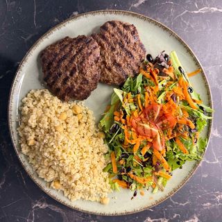 Телешки кюфтета + две гарнитури