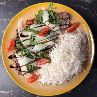 Телешко бонфиле с рукола, чери домати и пармезан