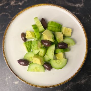 Краставици, авокадо, маслини/ 150гр