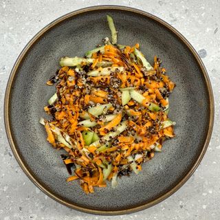 Салата киноа, морков и краставици (150гр)