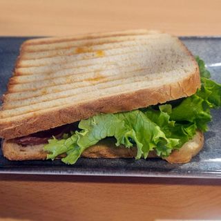 Тост Шунка, кашкавал, марула и домат