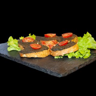 Брускети с маслинова паста, чери домати, моцарела