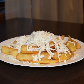 Домашно пържени картофи със сирене