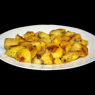 Задушени картофи с копър и чесън