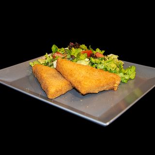 Кашкавал пане със свежа салата