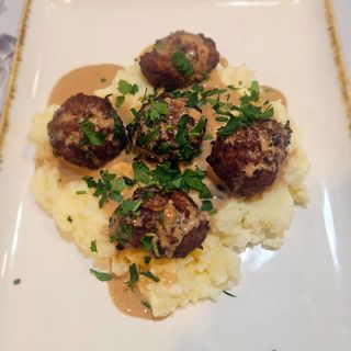 Пържени кюфтенца 3 бр. с печен сос и картофено пюре