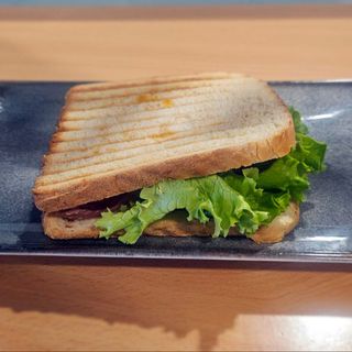 Тост Бекон, кашкавал, марула и домат