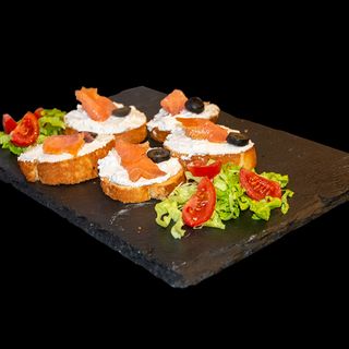 Брускети с мус от сирена и пушена сьомга
