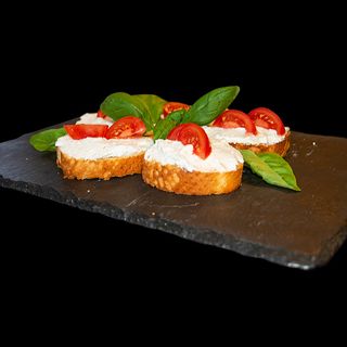Брускети с мус от сирена и чери домати 