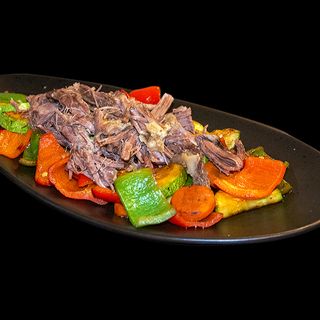 Дърпано телешко със сотирани зеленчуци