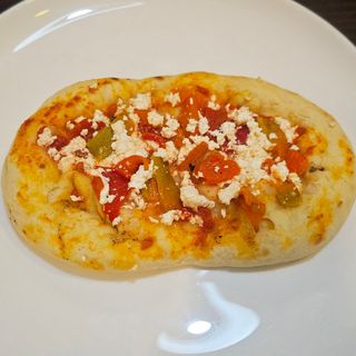 Фокача с доматен сос, сирене, печена чушка и песто