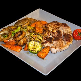 Свинска вратна пържола на тиган с гриловани зеленчуци