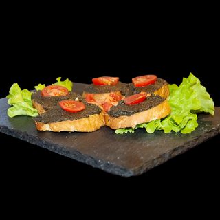 Брускети с маслинова паста, чери домати и моцарела