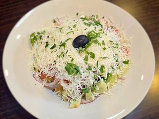 Шопска салата с печена чушка