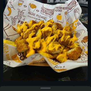 Пържени картофки с пилешко филе и чедър сос