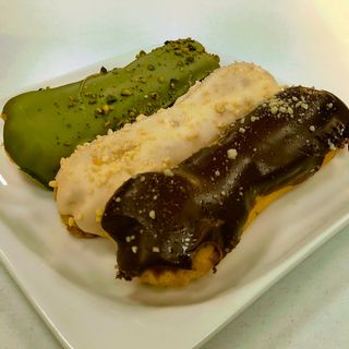 Еклер с млечен шоколад и лешник (1бр.)