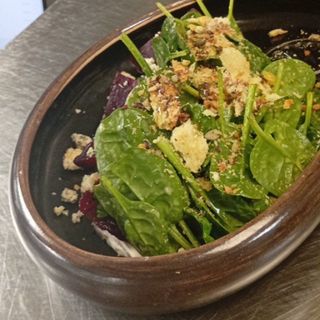 Салата с бейби спанак