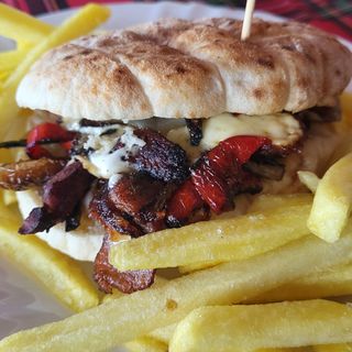 СТЕК САНДВИЧ ПО БАЛКАНСКИ СЪС СВИНСКО МЕСО