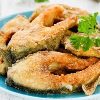 Пържен шаран с гарнитура картофена салата