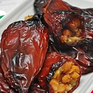 Сухи пълнени чушки с боб