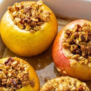 Печена ябълка с мед и орехи