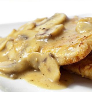 Свински карета с гъбен сос и гарнитура картофено пюре